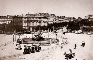 Al inicio era denominada como Plaza de Madrid, hasta que el Ayuntamiento cambió su nombre por Plaza de Castelar, que luego fue sustituida por su nombre actual. Los límites de la plaza lo conforman el Edificio del Banco de España, el Palacio de Buenavista, el Palacio de Linares y el Palacio de Cibeles. El objetivo de su fuente al inicio de su existencia era abastecer de agua a todos los madrileños, pero en 1895 fue trasladada al centro de la plaza y pasó a convertirse en un elemento decorativo. La plaza más famosa de Madrid está presidida la diosa Cibeles la cual está sobre un carro tirado por leones.