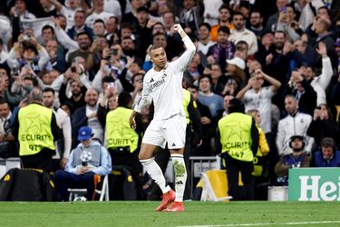 3-0. El nueve del Real Madrid celebra el tercer tanto.