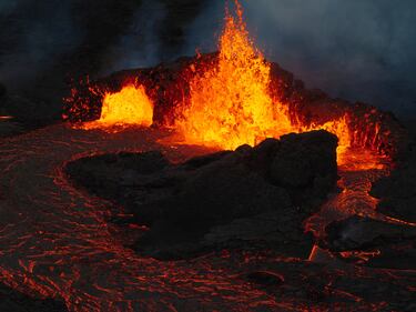 La población de Grindavik, un municipio pesquero situado en la península de Reykjanes, en la costa suroeste de Islandia, es la que se ha visto particularmente afectada por las últimas erupciones.