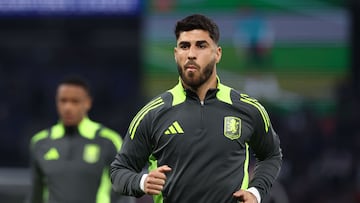 Aston Villa's Spanish forward #21 Marco Asensio warms up ahead of the UEFA Champions League Quarter final first leg football match between Paris Saint-Germain (FRA) and Aston Villa (ENG) at the Parc des Princes stadium in Paris on April 9, 2025. (Photo by FRANCK FIFE / AFP)