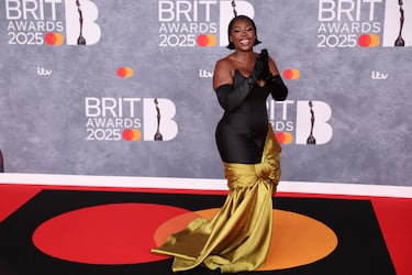 Madame Joyce posa en la alfombra de los Brit Awards 2025.