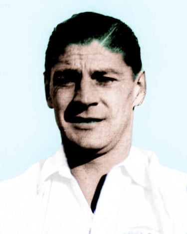 El delantero asturiano fichó por el Real Madrid en 1939 donde estuvo dos temporada. Disputó 4 encuentros en los que marcó 1 gol. Defendió los colores del Oviedo entre 1942 y 1944. Jugó un total de 11 partidos en los que anotó 1 gol.