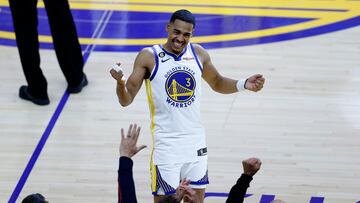 San Francisco (United States), 10/10/2022.- while being cheered on by Warriors fans before the preseason NBA basketball game between the Los Angeles Lakers and Golden State Warriors at Chase Center in San Francisco, California, USA, 09 October 2022.