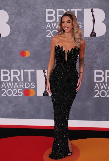 GK Barry posa en la alfombra de los Brit Awards 2025.