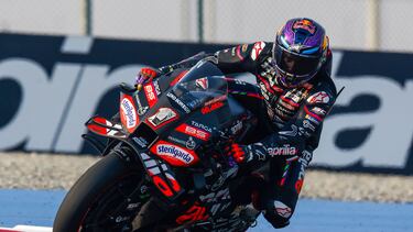 Jorge Martín, con la Aprilia, durante unos entrenamientos libres.