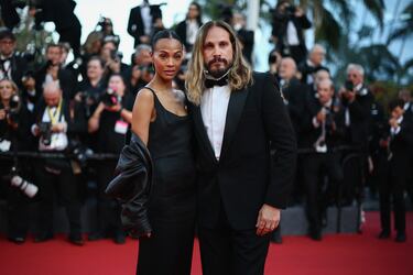 Zoe Saldaña y Marco Perego posa en la alfombra roja durante el desfile inaugural del primer día de la 78ª edición del festival de cine de Cannes.