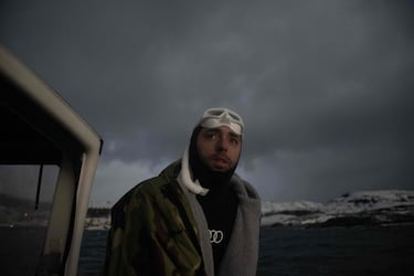 El cinco veces campeón mundial de apnea, el francés Arthur Guerin-Boeri, observa desde el barco antes de sumergirse en las profundidades para detectar orcas.