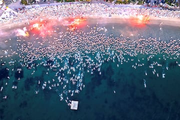 Hobart, capital del estado de Tasmania (Australia), acoge el Dark Mofo, un festival anual para celebrar el solsticio de invierno. Entre sus diversas actividades, principalmente nocturnas, destaca la competición de natación nudista en la playa de Long Beach. En esta espectacular imagen, los participantes en la prueba son filmados por una cámara desde un dron.