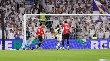 1-3. Rafael Leão se interna por la derecha en el área madridista asiste a Tijjani Reijnders que define con un disparo raso para batir a Adriy Lunin.