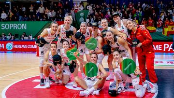 Las jugadoras de la Selección con el 'billete' a los Juegos de París 2024.