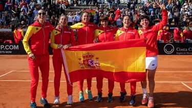 GRAF6917. CARTAGENA, 08/02/2020.- El equipo español celebra la clasificación a la fase final de la Copa Federación, tras la victoria de la tenista española Carla Suárez (d) ante la japonesa Kurumi Nara, durante el partido correspondiente a la eliminatoria
