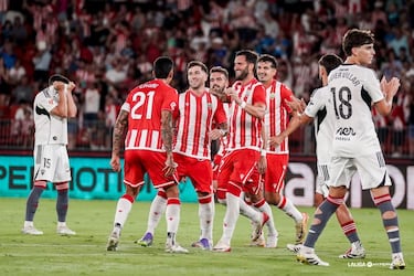 El extremo del equipo almeriense hizo un lanzamiento magistral de falta. Imparable para Diego Mariño. Para guardar en la hemeroteca de esta primera jornada.