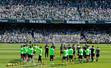 La afición bética ha arropado a sus jugadores durante el entrenamiento previo al derbi de mañana ante el Sevilla. 
