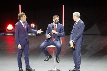 El ciclista Mikel Landa con los presentadores Perico Delgado y Carlos de Andrés.