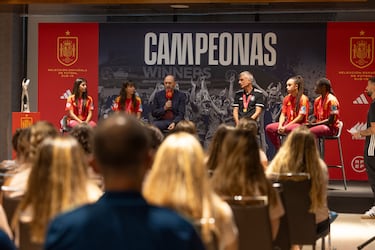 La Rojita celebra su histórico título con Louzán: “Nos estamos acostumbrando...”