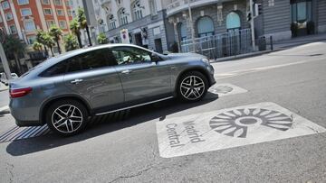 Archivo - Un coche sobre el distintivo de Madrid Central