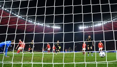 2-3. Jude Bellingham pasa a Dani Ceballos, chuta cruzado y raso con la derecha al palo largo, desvía Jerome Roussillon y el balón entra por el lado derecho de la portería de Frederic Ronnow.