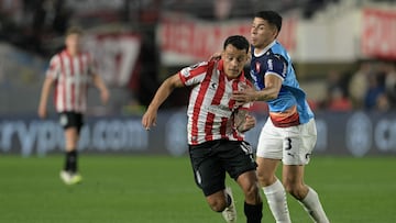 Estudiantes' Uruguayan forward #10 Tiago Palacios and Cerro Porteno's Argentine defender #03 Matias Perez fight for the ball during the Copa Libertadores round of 16 second leg football match between Argentina's Estudiantes de La Plata and Paraguay's Cerro Porteno at the Jorge Luis Hirschi Stadium in La Plata, Buenos Aires province, Argentina on August 20, 2025. (Photo by Juan MABROMATA / AFP)