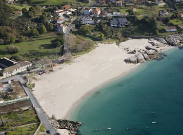 En Cangas, es una playa con un ambiente familiar y tranquilo. Sus aguas son calmas, lo que la hace ideal para ir con niños.