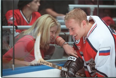 La actriz de Full House y el ex jugador de hockey sobre hielo ruso-estadounidense llevan más de 25 años casados y tienen tres hijos. Su relación es discreta y está basada en la fe y valores familiares.