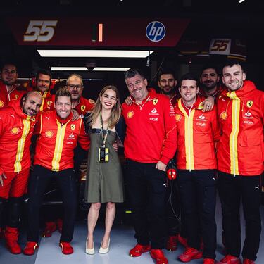 La actriz, modelo y autora británica junto al equipo de Scuderia Ferrari durante el Gran Premio de Gran Bretaña.