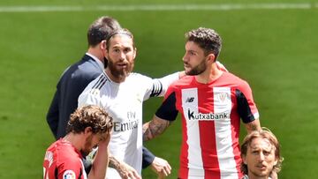 Unai Núñez, con Sergio Ramos.