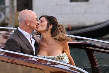Jeff Bezos y Lauren Sanchez se besan en un barco por los canales de Venecia antes de la celebración de su boda.