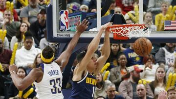 Michael Porter Jr realiza un mate ante la defensa de Myles Turner.