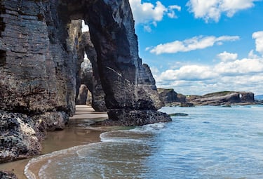 Ubicada en Lugo, la Playa de las Catedrales es una obra de arte natural. Se le conoce como la catedral del mar. En ella, visualizamos arcos, columnas y bóvedas diseñadas por el propio agua del mar. Su gran belleza hace que sea la mejor playa de toda Galicia.