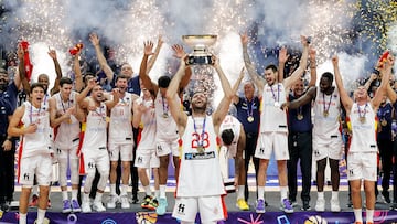 Rudy Fernández levanta el cuarto título europeo de la Selección.