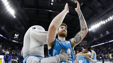 Shayne Whittington saluda a la afición junto al delfín Ramiro.