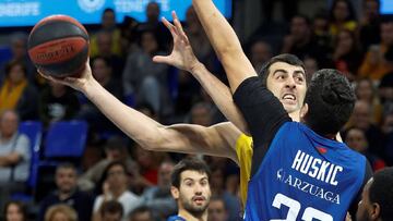 Shermadini lanza ante la defensa de Huskic.