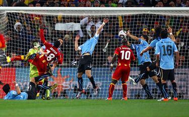 'El Pistolero' tuvo una ocurrencia en los cuartos de final del Mundial de 2010 durante el duelo entre Uruguay y Ghana. El encuentro estaba en empate en el tiempo suplementario y en el último minuto de juego, los africanos estuvieron a centímetros del gol. Lo que impidió este gol fue el propio Luis Suárez que con la mano y en la línea, despejó el balón para evitar el 2 a 1 definitivo. Por supuesto que se fue expulsado. El penalti tras la mano fue fallado por Asamoah Gyan.