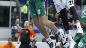 Kuzminskas pelea por el control del balón con Kinsey.