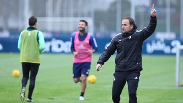 Arrasate dirigiendo un entrenamiento.