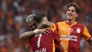 Soccer Football - Super Lig - Galatasaray vs Caykur Rizespor - Rams Park, Istanbul, Turkey - August 30, 2025 Galatasaray's Mauro Icardi celebrates scoring their third goal with Roland Sallai REUTERS/Dilara Senkaya