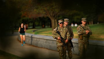 Miembros de la Guardia Nacional de Virginia patrullan el National Mall en Washington D.C.