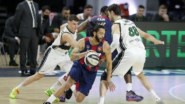 Pierrià Henry supera a Dimitrijevic y Tomic durante el TD Systems Baskonia-Joventut de los cuartos de final de la Copa del Rey 2021.