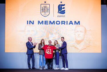 Rubiales preside un homenaje a los internacionales de Leyendas España