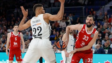 Nikola Mirotic da un pase ante Walter Tavares, del Real Madrid, durante el partido de EuroLiga el Movistar Arena.