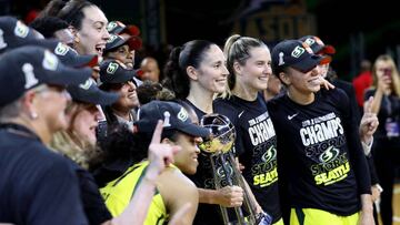 Las Seattle Storm, con el trofeo de campeonas de la WNBA.