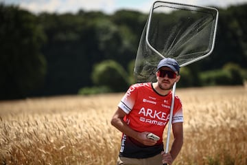 Un espectador alinea la ruta de la carrera con una red para atrapar los bidones durante la cuarta etapa de la 112.ª edición del Tour de Francia.