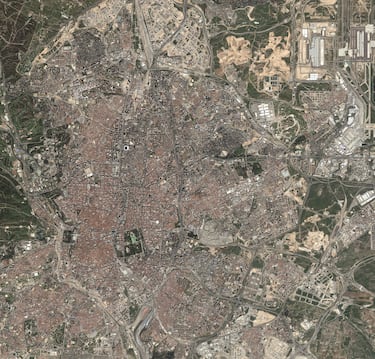 Capital del Estado español y de la Comunidad de Madrid. En su término municipal, el más poblado de España, su población es de 3.416.771 habitantes.