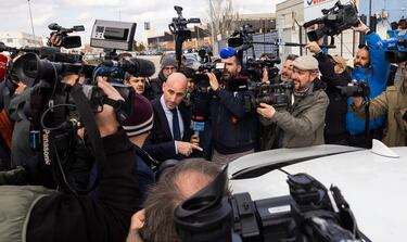 El expresidente de la Real Federación Española de Fútbol (RFEF) Luis Rubiales a su salida de la Audiencia Nacional.