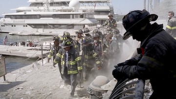 Bomberos rescatando heridos en un muelle de Manhattan.