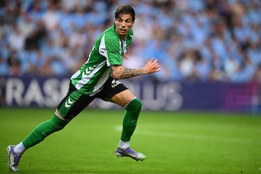 El prometedor zaguero argentino de 22 años llega al Betis con contrato largo, hasta 2030, para consolidarse como una de las opciones en el centro de la defensa de Pellegrini. Formado en Vélez Sarsfield, internacional Sub‑20, llega con carácter moderno: dominio aéreo, salida de balón y manejo con su pie izquierdo. Una apuesta por juventud y potencial defensivo.