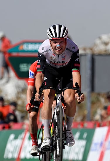 El ciclista portugués João Almeida cruza la línea de meta en la etapa de hoy.