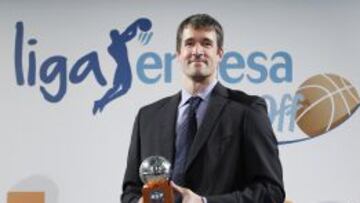 Andy Panko recibiendo el premio de MVP de la temporada.