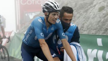 El ciclista español del Movistar Enric Mas llega a meta en la decimoctava etapa de La Vuelta con final en el Alto del Gamoniteiro.