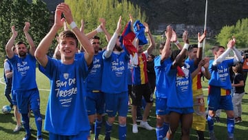 Los jugadores del Andorra celebran el ascenso a Tercera División.